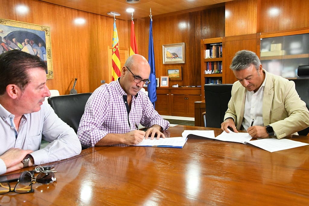 Imagen: Firma del convenio con la Asociación de Restauradores Xàbia