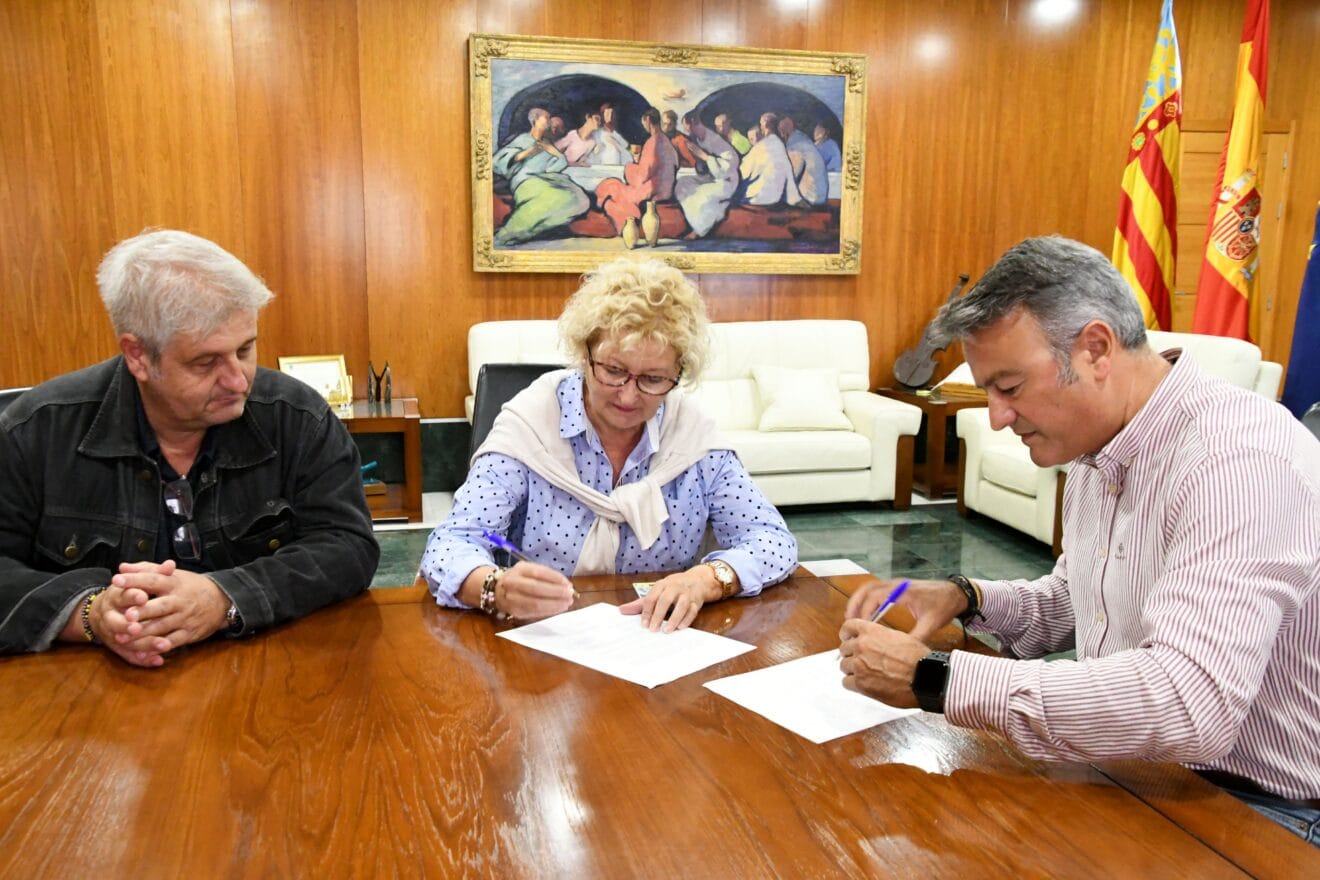 Firma del Convenio con las Amas de Casa