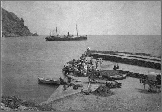 Imagen: Foto de 1901 del puerto de Xàbia a la llegada de un barco de vapor para el transporte de pasa