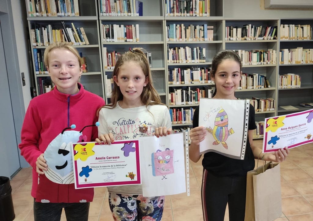 Imagen: Ganadora y finalistas de la mascota de la Biblioteca