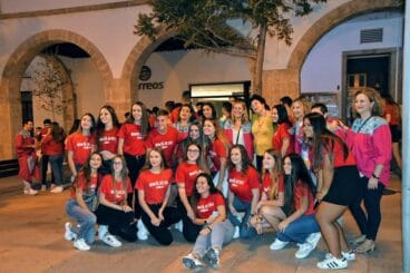 Grupo de quintos y quintas durante el pasacalle de presentación