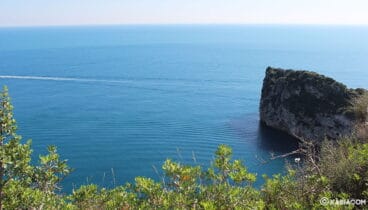 Isla del Descubridor vista desde el mirador de Ambolo