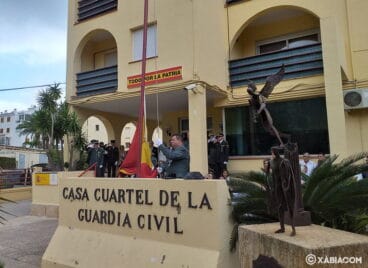Izada de la bandera de España en el acto del día del Pilar
