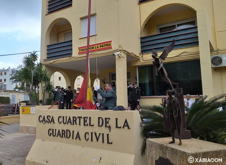 Imagen: Izada de la bandera de España en el acto del día del Pilar