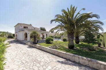 Jardín con césped y palmeras – Quality Rent a Villa