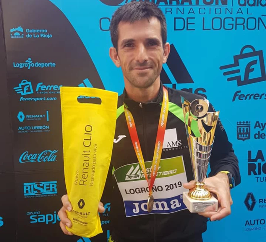 José Manuel Garcia contento con sus trofeos