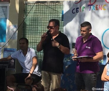 Juan Bta Moragues y Miguel Vallés explican a los estudiantes sobre la práctica de la Colombicultura