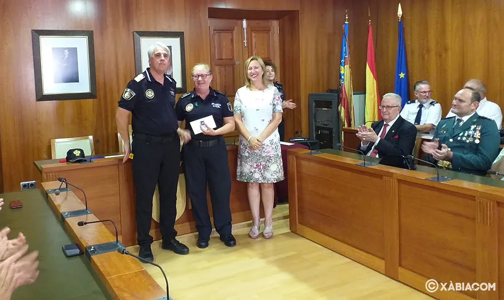 La agente Vicenta Bolufer recibe el pasador por sus 30 años de servicio