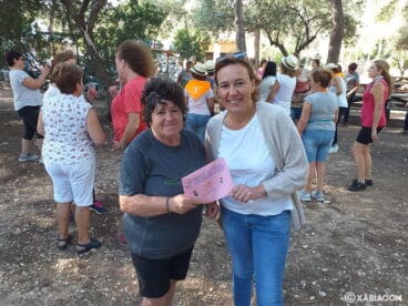 La concejal popular con una de las premiadas en el Día de la Ama de Casa