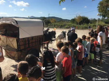 La Penya El Tiraset realiza una demostración del Tir i Arrosegament en el colegio Trenc d’Alba