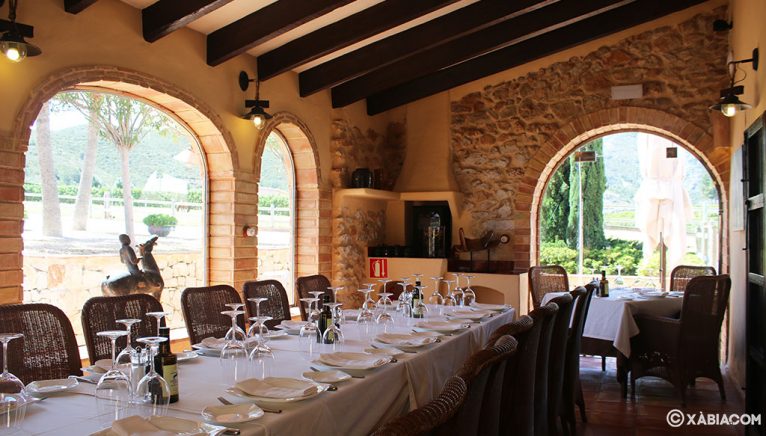 Mesa en el comedor interior - Restaurante Vall de Cavall