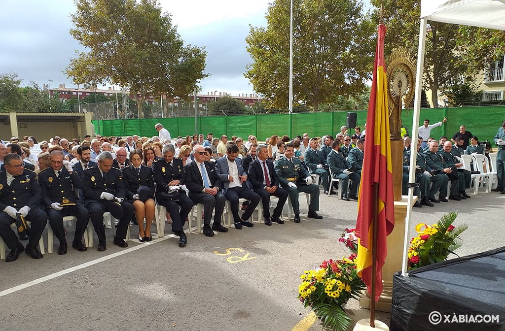 Imagen: Misa de campaña en el Día del Pilar en el patio del cuartel de la Guardia Civil
