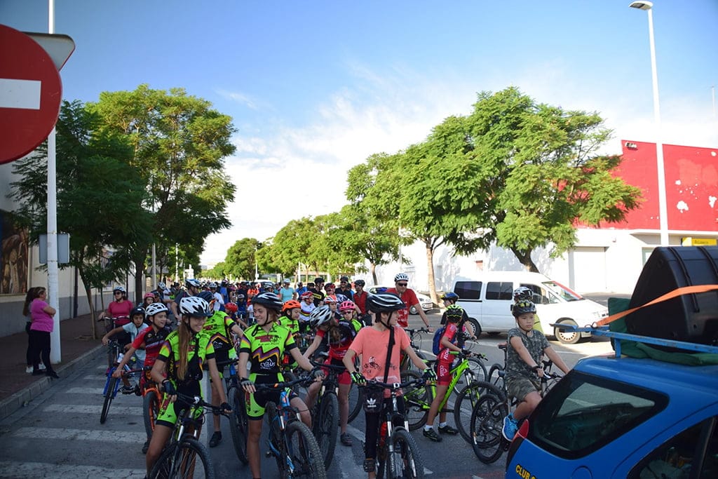 Imagen: Mucha gente joven participando en el Día de la bicicleta de Xàbia