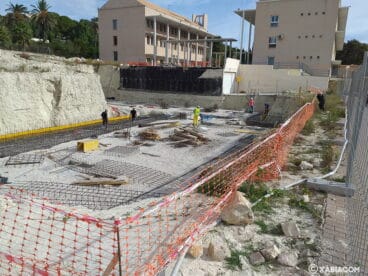 Operarios de la empresa adjudicataria trabajando en el mallado de las obras del Auditori