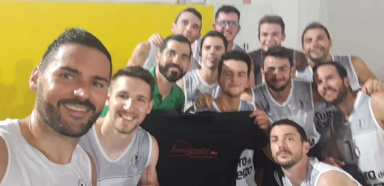 Imagen: Óscar Mayordomo con los seniors del CB Joventut Xàbia