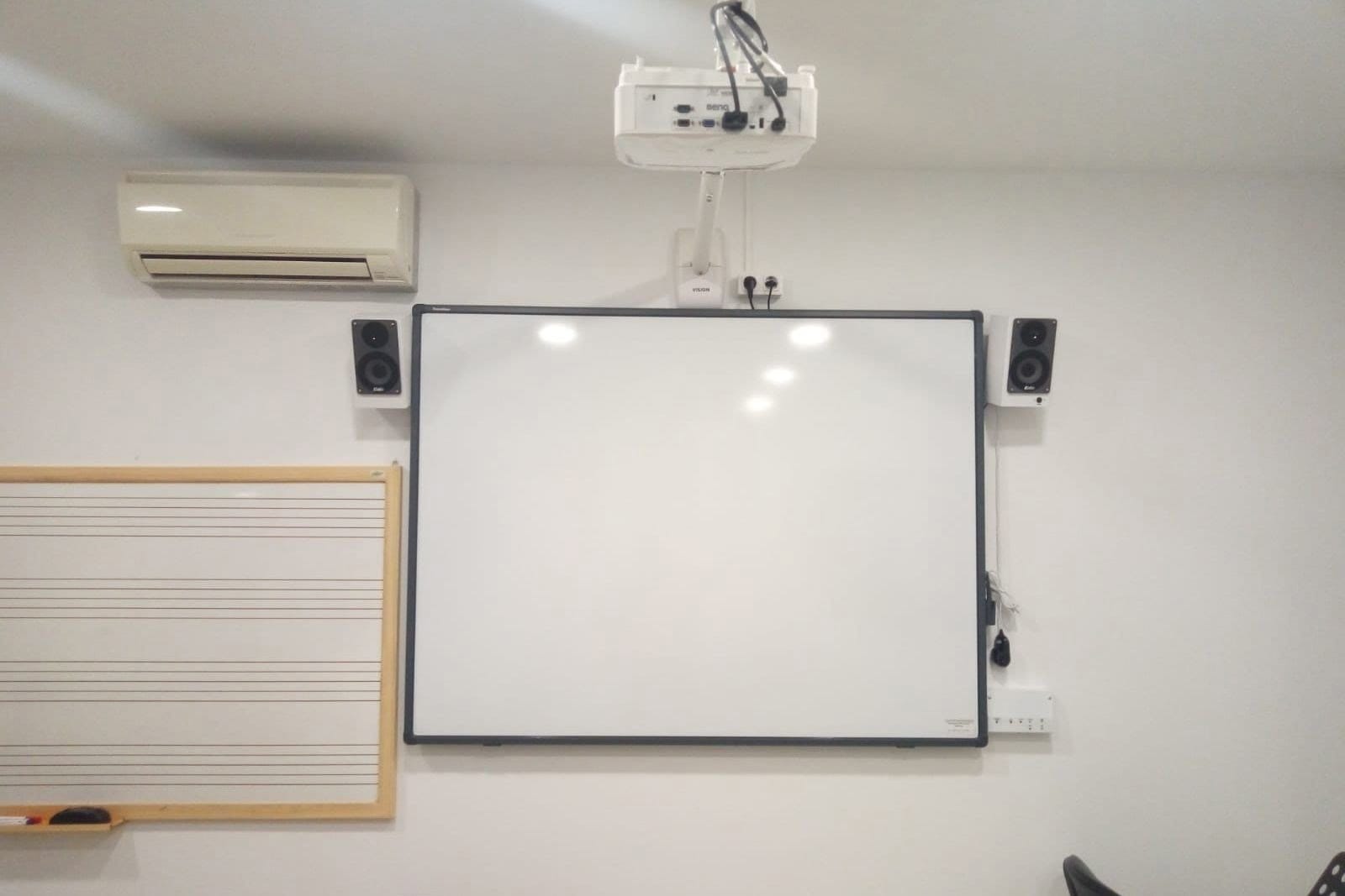 Imagen: Panel virtual en la Escuela de Música de Benitatxell