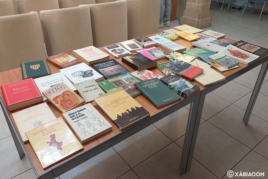 Imagen: Parte de los libros donados por Eduard Mira a la Biblioteca de Xàbia