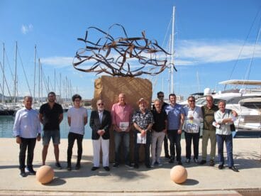 Participantes en la exposición junto a la escultura ganadora
