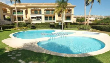 Piscina comunitaria de un apartamento en venta en Jávea – Inmobiliaria Belen Quiroga