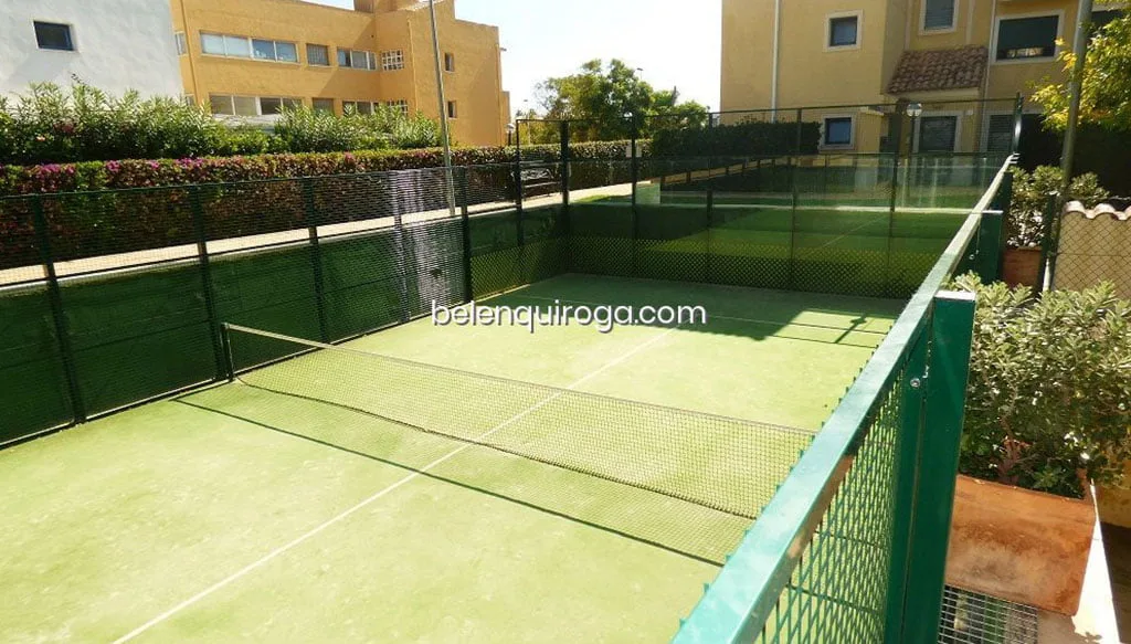 Pista de pádel en las zonas comunes de un apartamento en venta en Jávea - Inmobiliaria Belen Quiroga