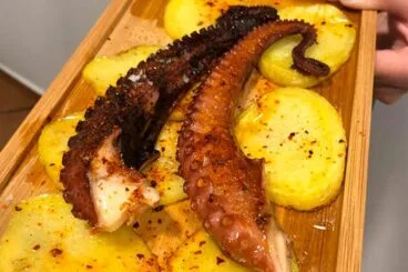 Pulpo con patatas, tapas en Jávea – A La Deriva Cervecería