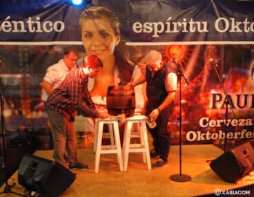 Rafa Andarias procede a la rotura del barril de cerveza