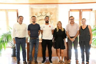 Responsables de Cruz Roja y ediles en la presentación del balance de playas 2019