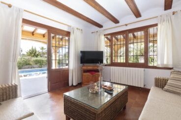 Sala de estar con salida a la piscina – Quality Rent a Villa