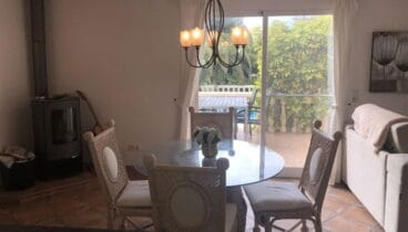 Sala de estar comunicada con el exterior – Terramar Costa Blanca