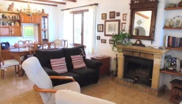 Salón con chimenea en un chalet en venta en Jávea – Xabiga Inmobiliaria