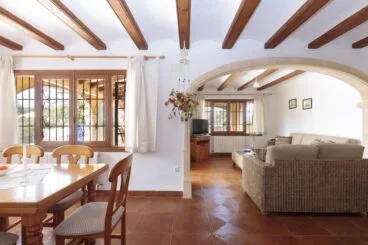 Salón comedor en una casa cerca del Cabo de la Nao – Quality Rent a Villa