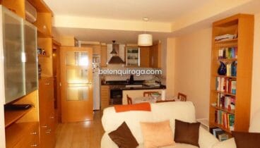 Salón con cocina abierta equipada – Inmobiliaria Belen Quiroga