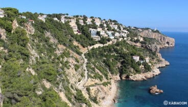 Sendero de descenso desde el mirador de Ambolo hacia la cala de Ambolo