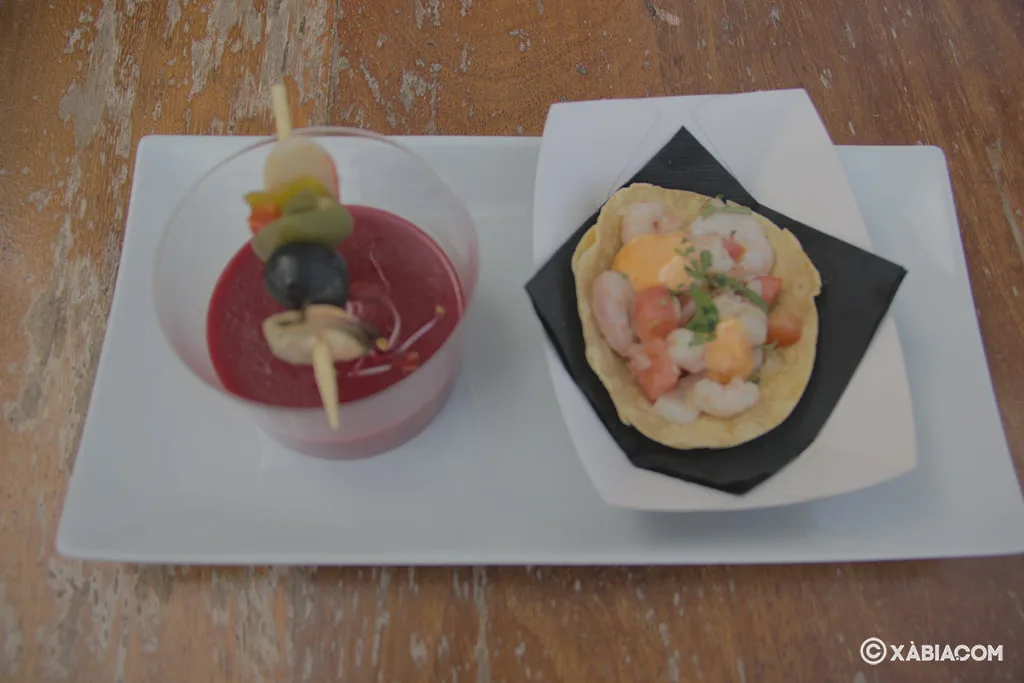 Tapas del Calima con el gazpacho de remolacha y brocheta de salpicón de marisco