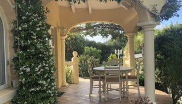 Terraza cubierta de un chalet en venta en la zona Ambolo – Terramar Costa Blanca