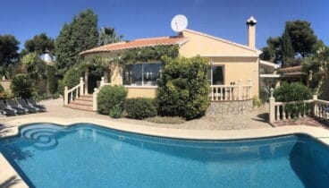 Fachada de un chalet en venta en Jávea – Terramar Costa Blanca