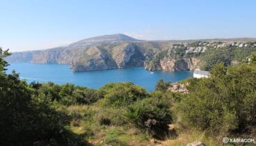 Vistas hacia el sur, al fondo, el Puig de la Llorença
