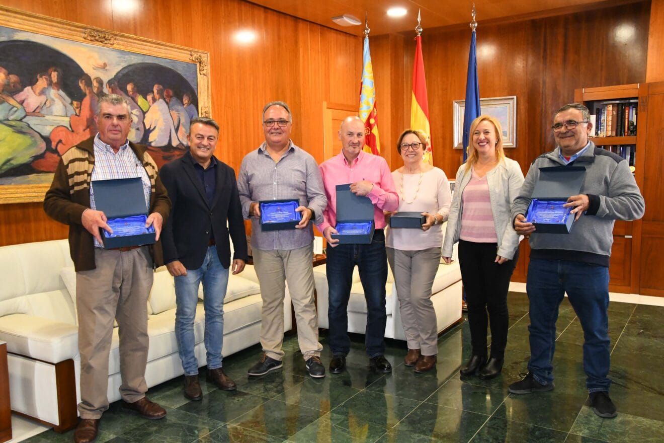 Agentes de policía y personal funcionario jubilados reciben una placa por su de dedicación