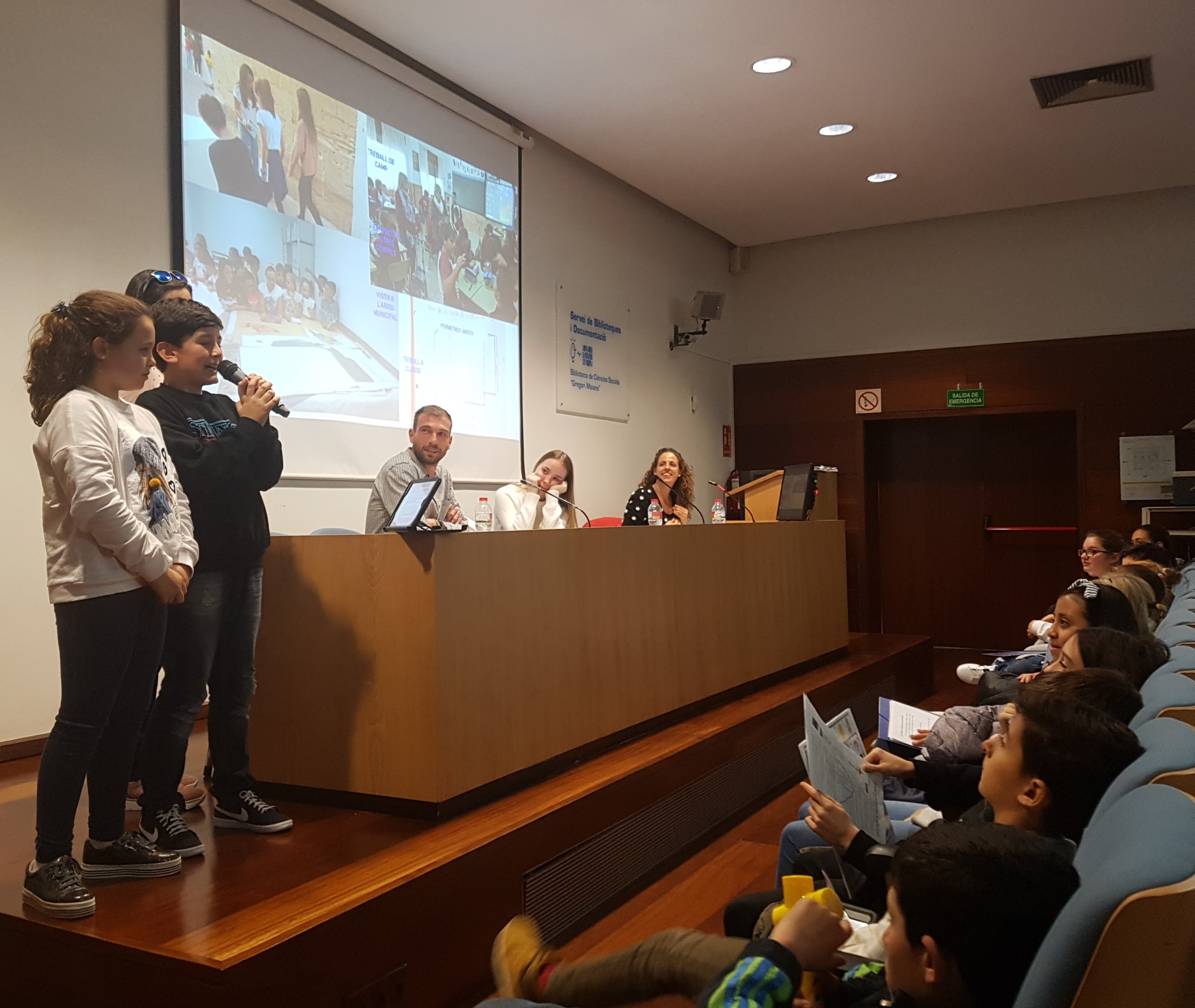 Imagen: Alumnos del Vicente Tena en la exposición de su trabajo en la Universidad de Valencia