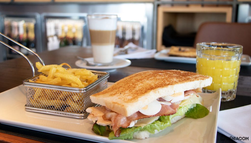 Sandwich club con patatas – Pa Picar Algo
