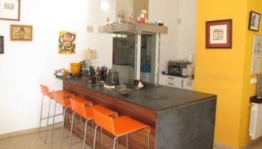 Barra hacia la cocina – AR Luxury Living