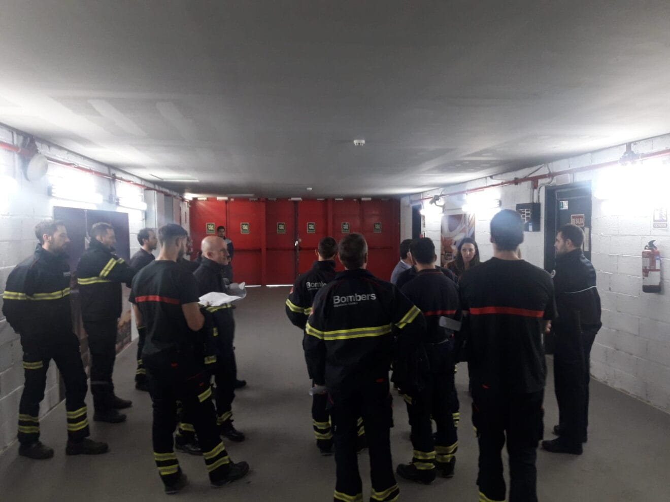 Bomberos en el interior del Centro Comercial Portal de la Marina