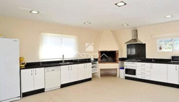 Cocina de gran tamaño en chalet en venta – Atina Inmobiliaria
