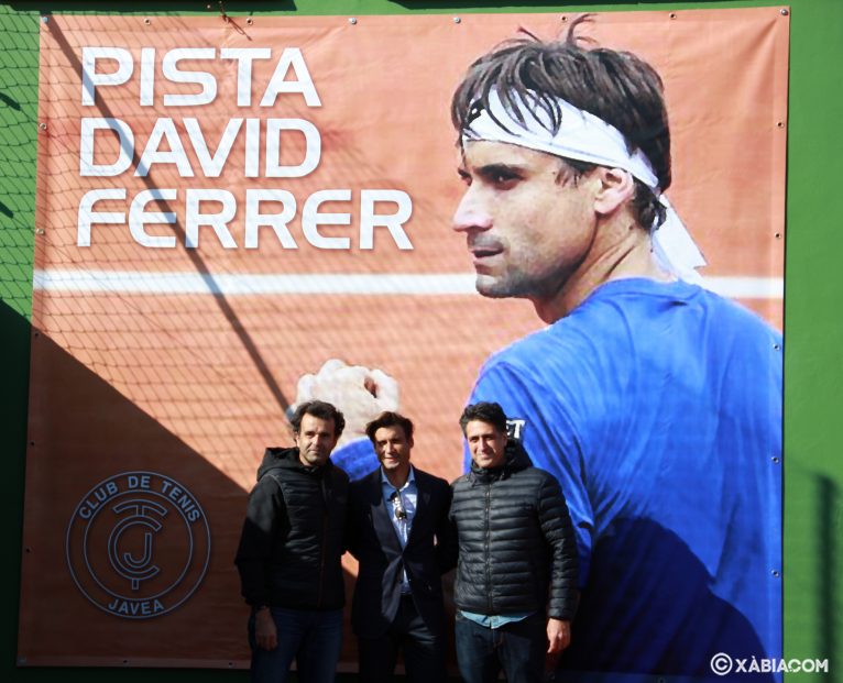 David Ferrer avec les gérants du club de tennis à côté de la bâche du court