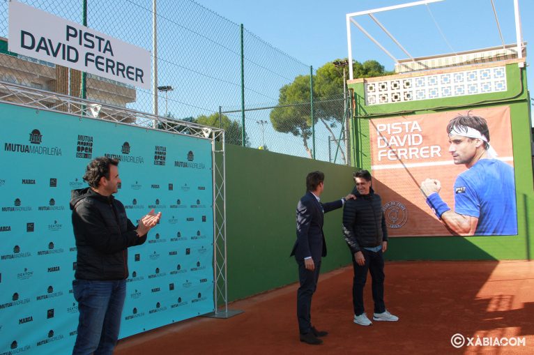 David Ferrer en el momento en la pista del Club de Tenis Jávea con su nombre