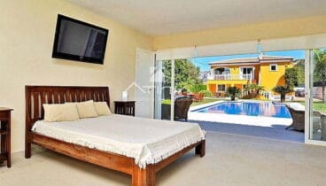 Gran dormitorio con salida a la piscina – Atina Inmobiliaria