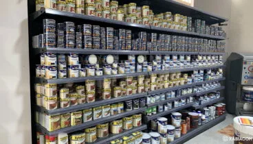 Estanterías con productos en Decorxàbia