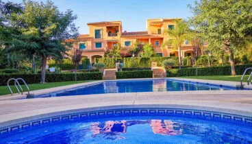Apartamento con dos piscinas, exterior e interior – L&T Properties