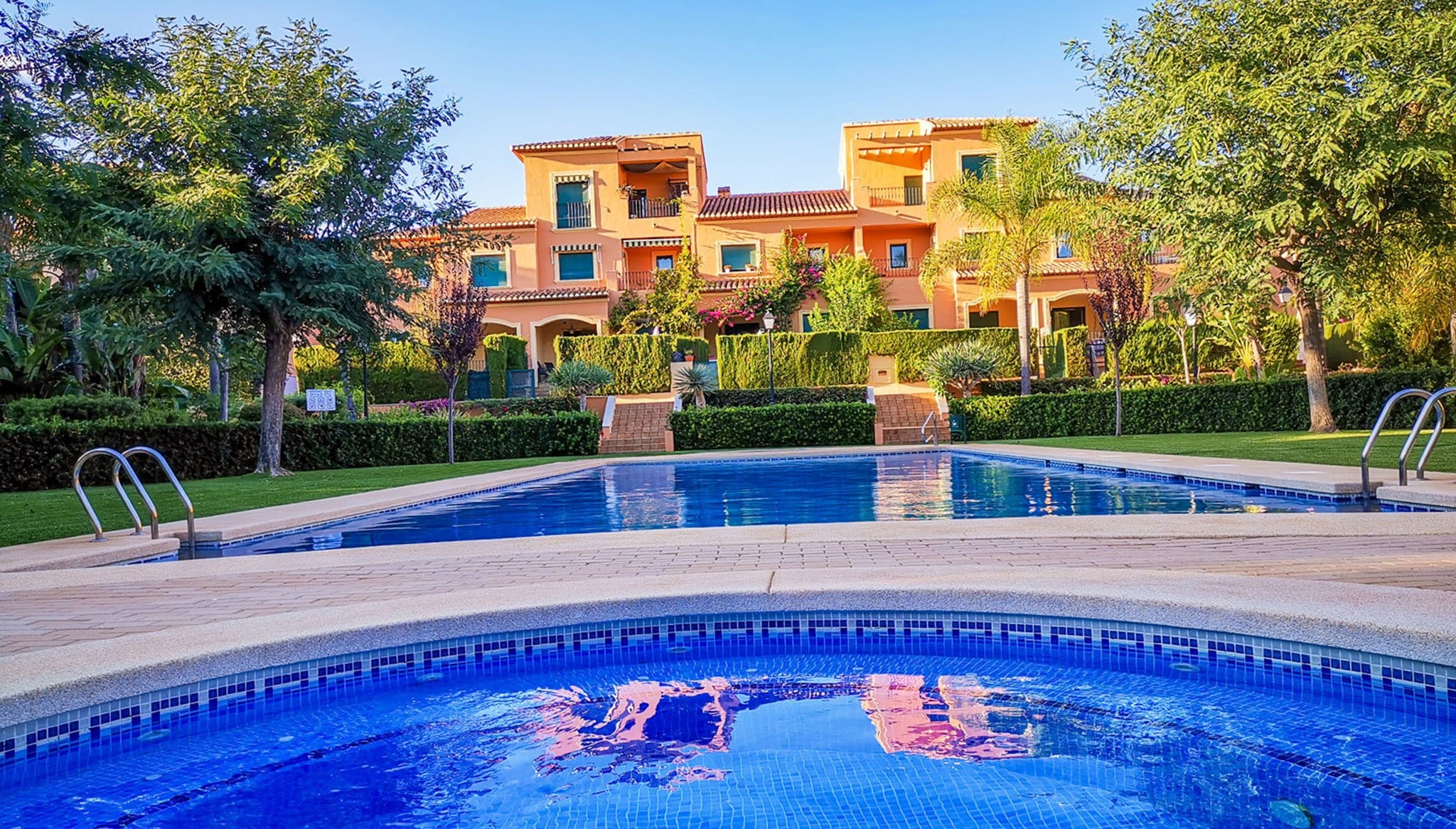 Imagen: Exterior con piscina en un residencial de lujo - L&T Properties