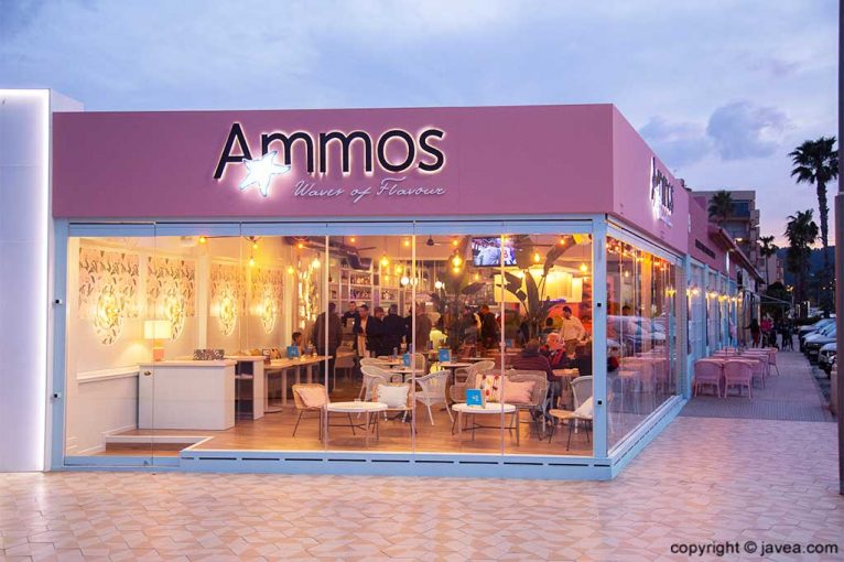 Fachada de noche en Restaurante Ammos